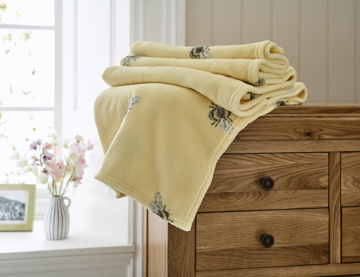 DY Cozy Comforts Honey Bee Throw