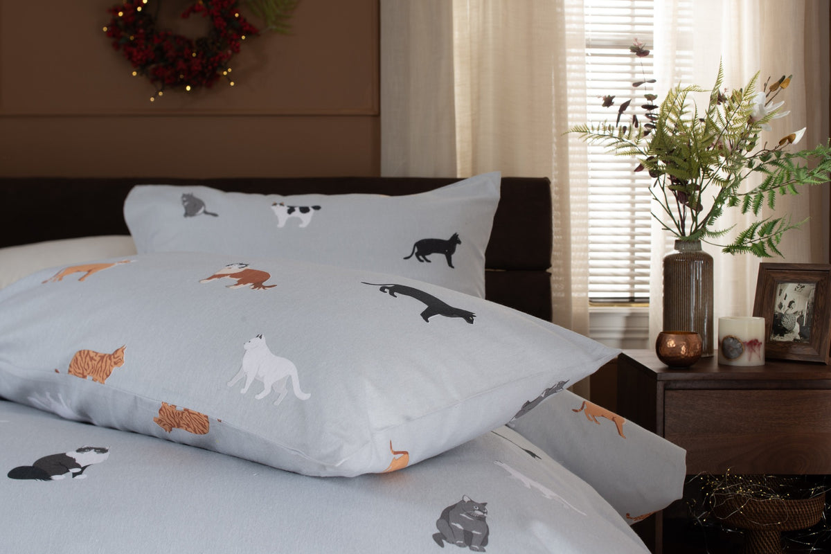 Deyongs Top Cat brushed cotton duvet set with cats on soft grey blue