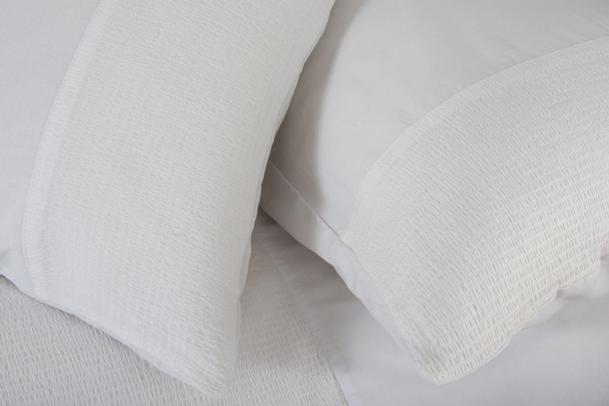 Mottle Textured Duvet Set in White, texture close up